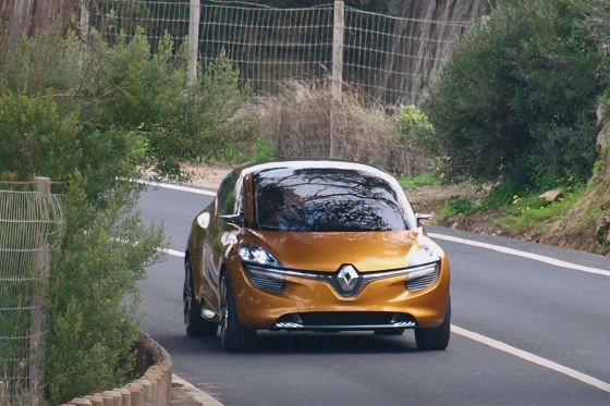 Появились фотографии нового компактвэна Renault