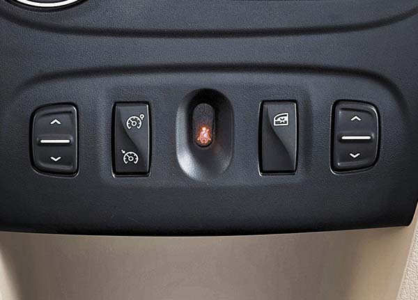 Кнопки задних стеклоподъемников на центральной консоли вместе с кнопкой круиз-контроля и ограничителя скорости, а передние переехали на более привычное место – на карты дверей