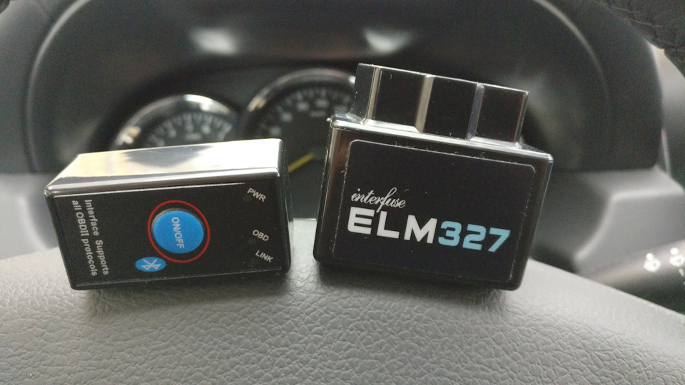 Слева оригинальный ELM327 v1.5, а справа подделка версии 2.1 (определяется как v1.5, но таковым не является).