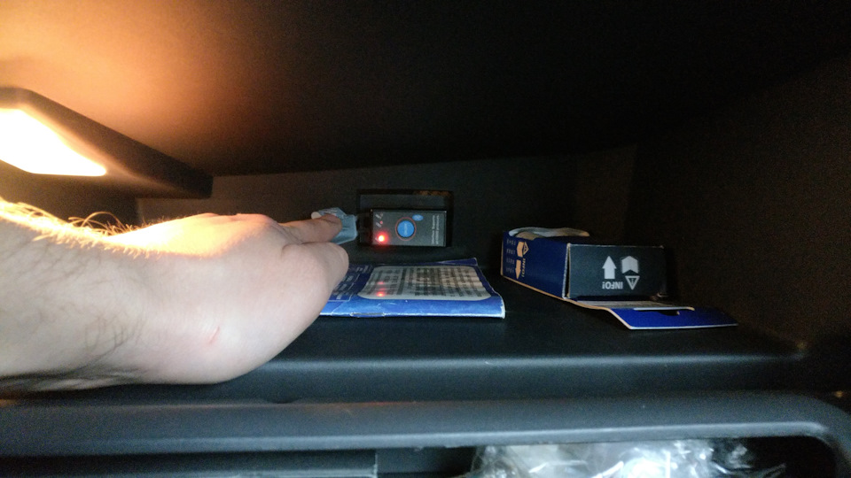 Вставляем наш адаптер в OBDII разъем и убеждаемся, что горит красный диод питания (свойственно этой модели), если не горит, то включаем питание синей кнопкой на самом адаптере.