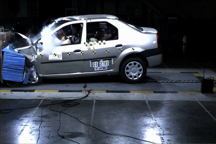 Краш-тест Renault Logan